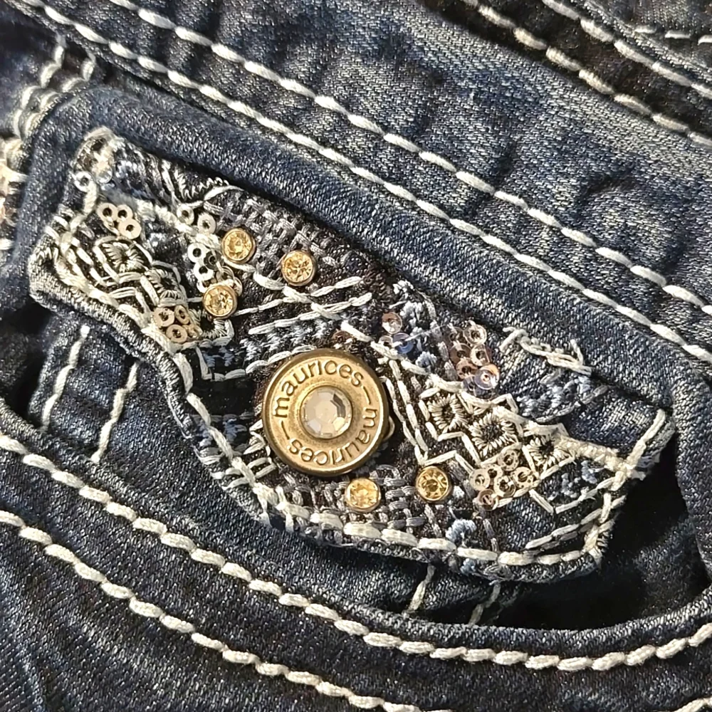 Maurices 11/12 Short Dark Blue Denim Jeans With White Stitching And Bling ✨️ - Picture 4 of 6